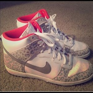 Nike dunks.